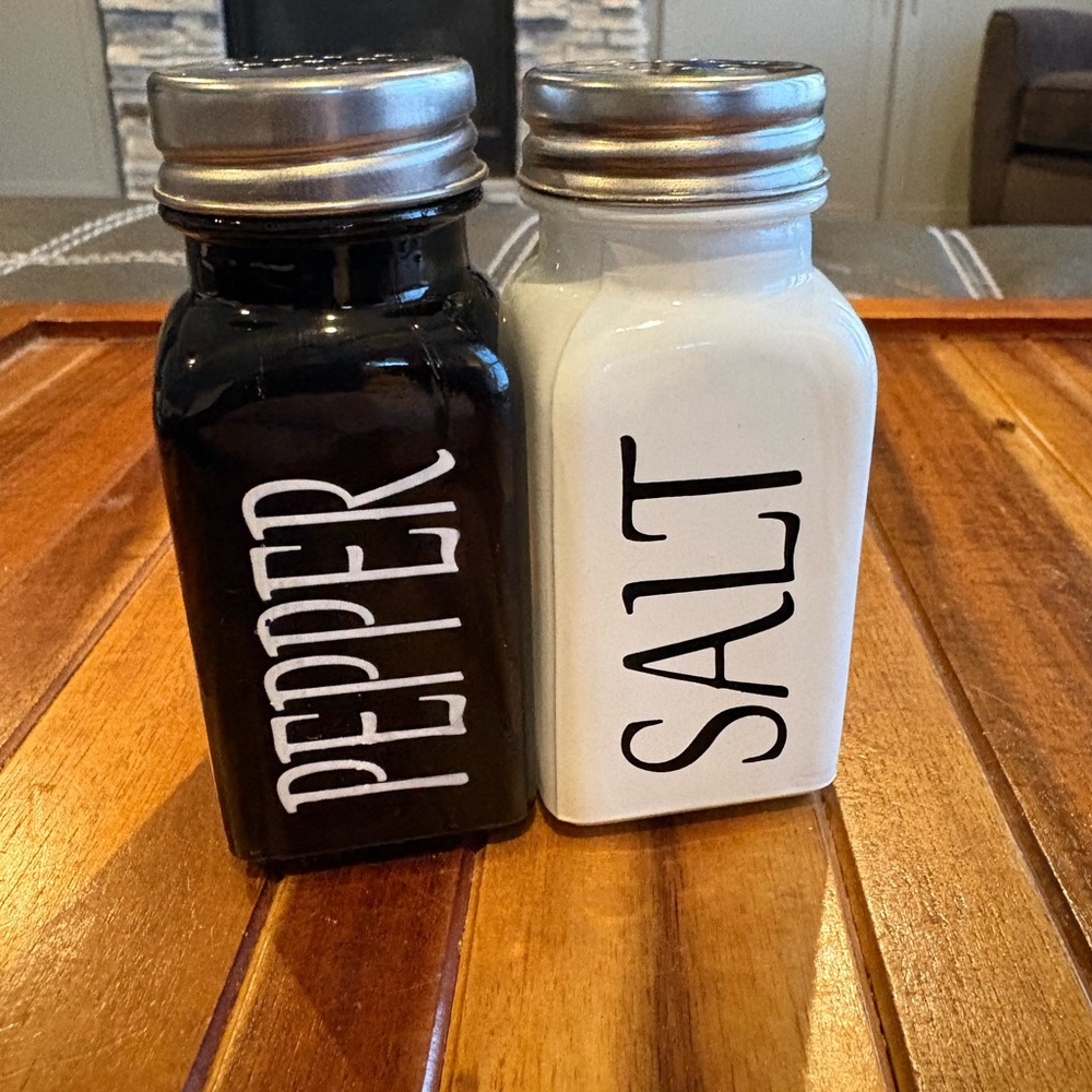 Black & White Salt and Pepper Shaker Set - Classic Two-Tone